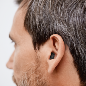 So unauffällig können Im-Ohr-Hörgeräte getragen werden