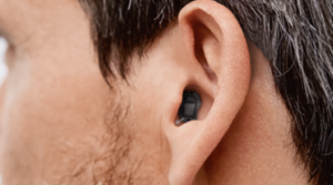 So unauffällig können Im-Ohr-Hörgeräte getragen werden